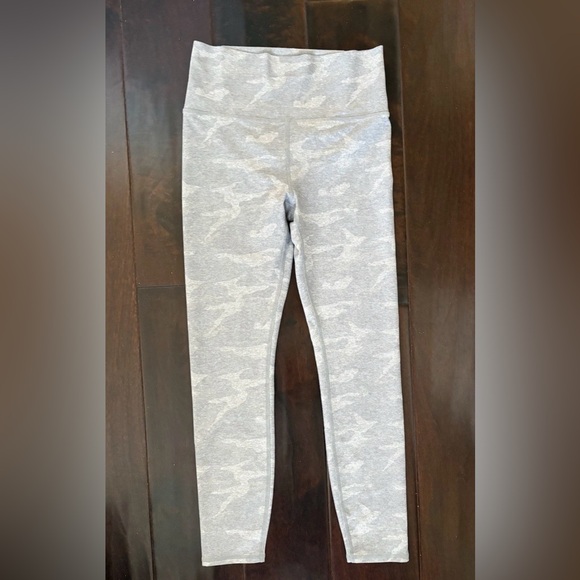 VUORI Small Clean Elevation High Rise 7/8 Legging Pants ~ Pale Gray Heather Camo - Picture 3 of 6
